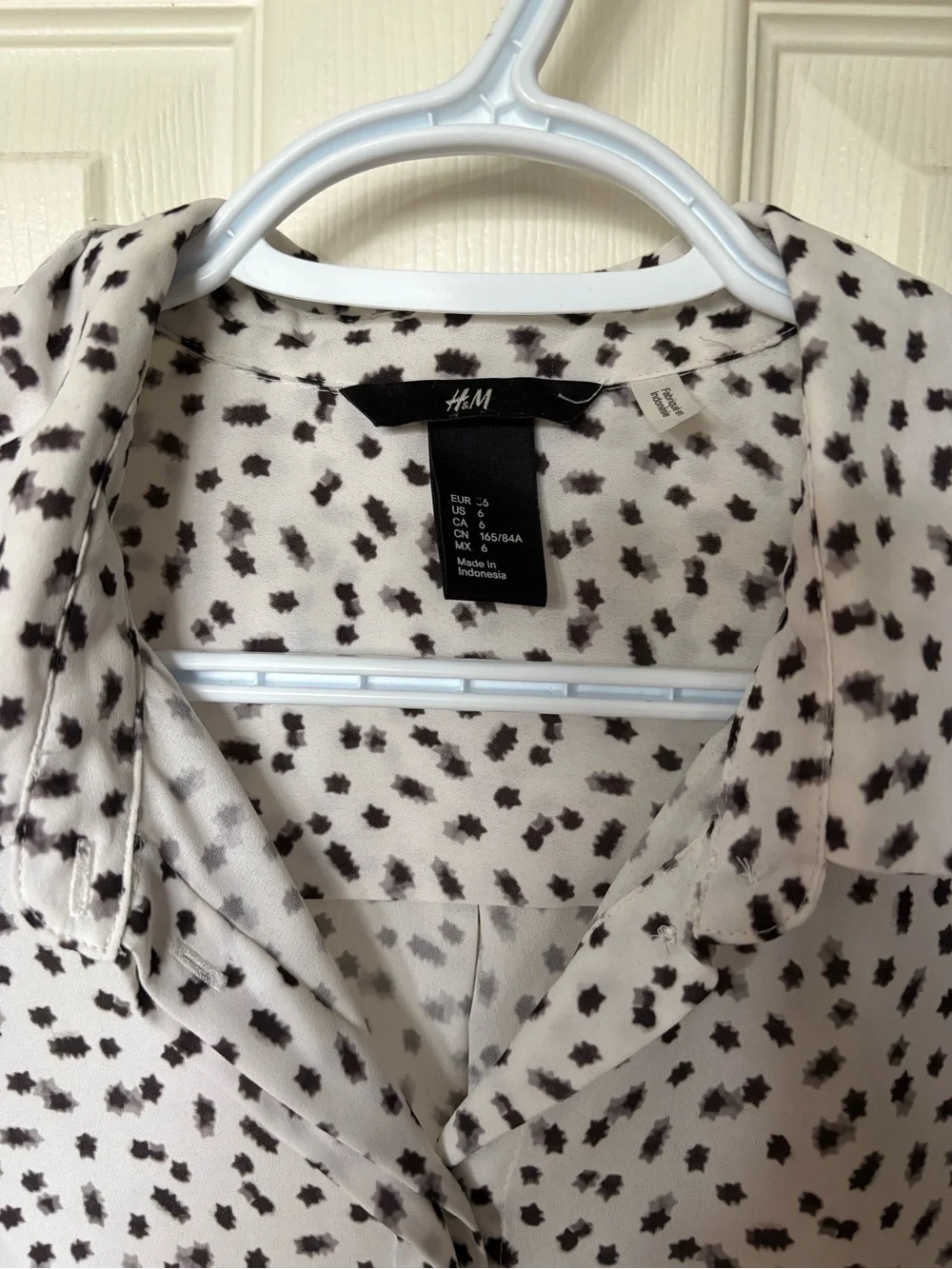 H&M Women's Size 6 White Black Spotted Long Sleeve Button Up High Low Blouse - Picture 4 of 6